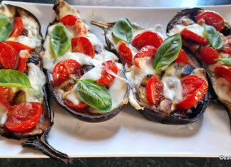 Vinete alla caprese cu mozzarella și roșii – crestate și gratinate (la cuptor) Vinete alla caprese cu mozzarella și roșii - crestate și gratinate (la cuptor) reteta savori urbane
