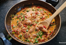 Pui cu sos de ardei copt, usturoi și smântână – mâncare de pulpe dezosate Servire pui cu sos de ardei copt, usturoi și smântână - mâncare de pulpe dezosate savori