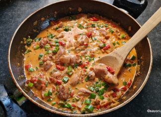 Pui cu sos de ardei copt, usturoi și smântână – mâncare de pulpe dezosate Servire pui cu sos de ardei copt, usturoi și smântână - mâncare de pulpe dezosate savori