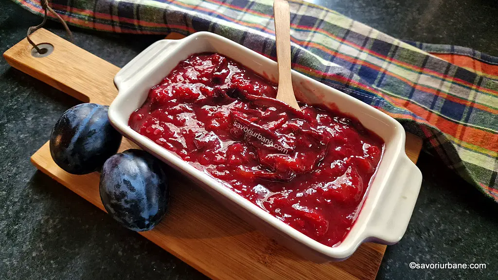 Servire sos de prune dulce-acrișor pentru fripturi (piept de rață, porc) sau cărnuri fierte (rasol de vită, pasăre) savori