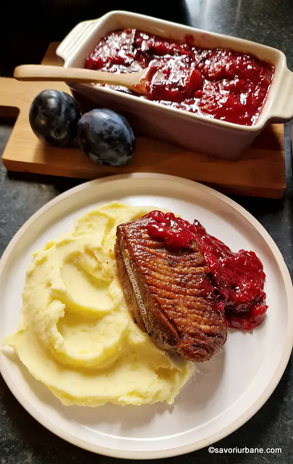 piept de rata prajit cu garnitura piure de cartofi si sos de prune savori